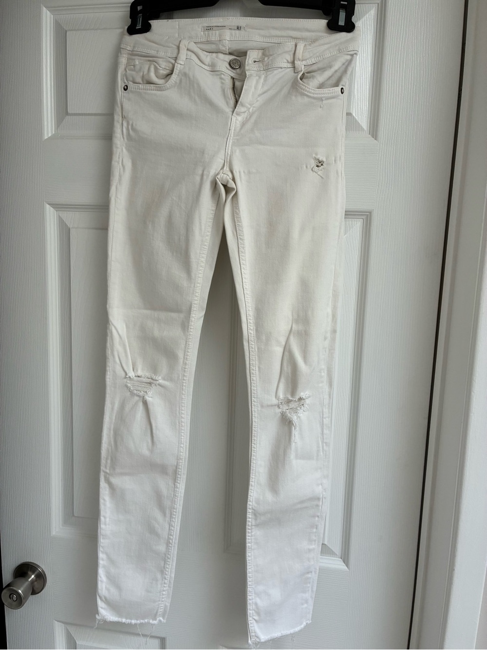 Zara White Skinny Jeans with Knee Distressing